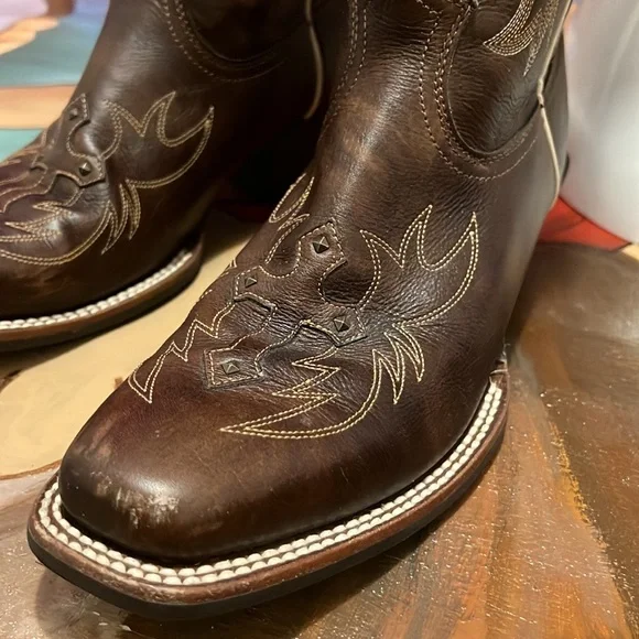 Ariat Yukon brown Legend Spirt boots, bradded cross design on toes. - Picture 2 of 14